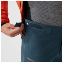 FJÄLLRÄVEN Fjällräven - Bergtagen Eco-Shell Trousers - Pantalon Imperméable 13 FJÄLLRÄVEN Fjällräven - Bergtagen Eco-Shell Trousers - Pantalon Imperméable -Vestes Boutique fjaellraeven bergtagen eco shell trousers pantalon impermeable detail 6